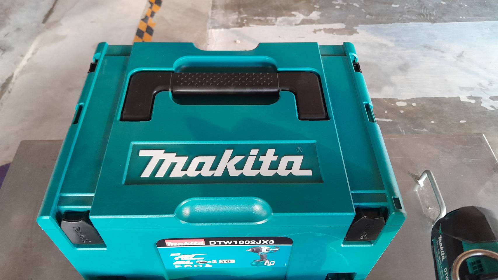 MAKITA รุ่น DTW1002JX3 เครื่องขันบล๊อกไร้สาย 18 โวลต์ 1/2 นิ้ว รวมแบตเตอรี่และแท่นชาร์จ - Image 4