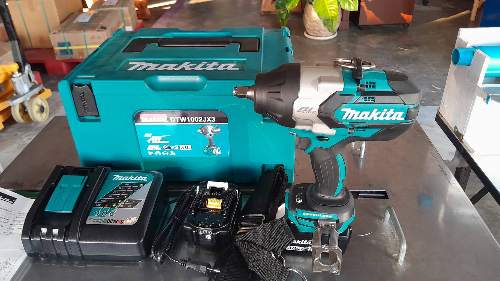 MAKITA รุ่น DTW1002JX3 เครื่องขันบล๊อกไร้สาย 18 โวลต์ 1/2 นิ้ว รวมแบตเตอรี่และแท่นชาร์จ - Image 11